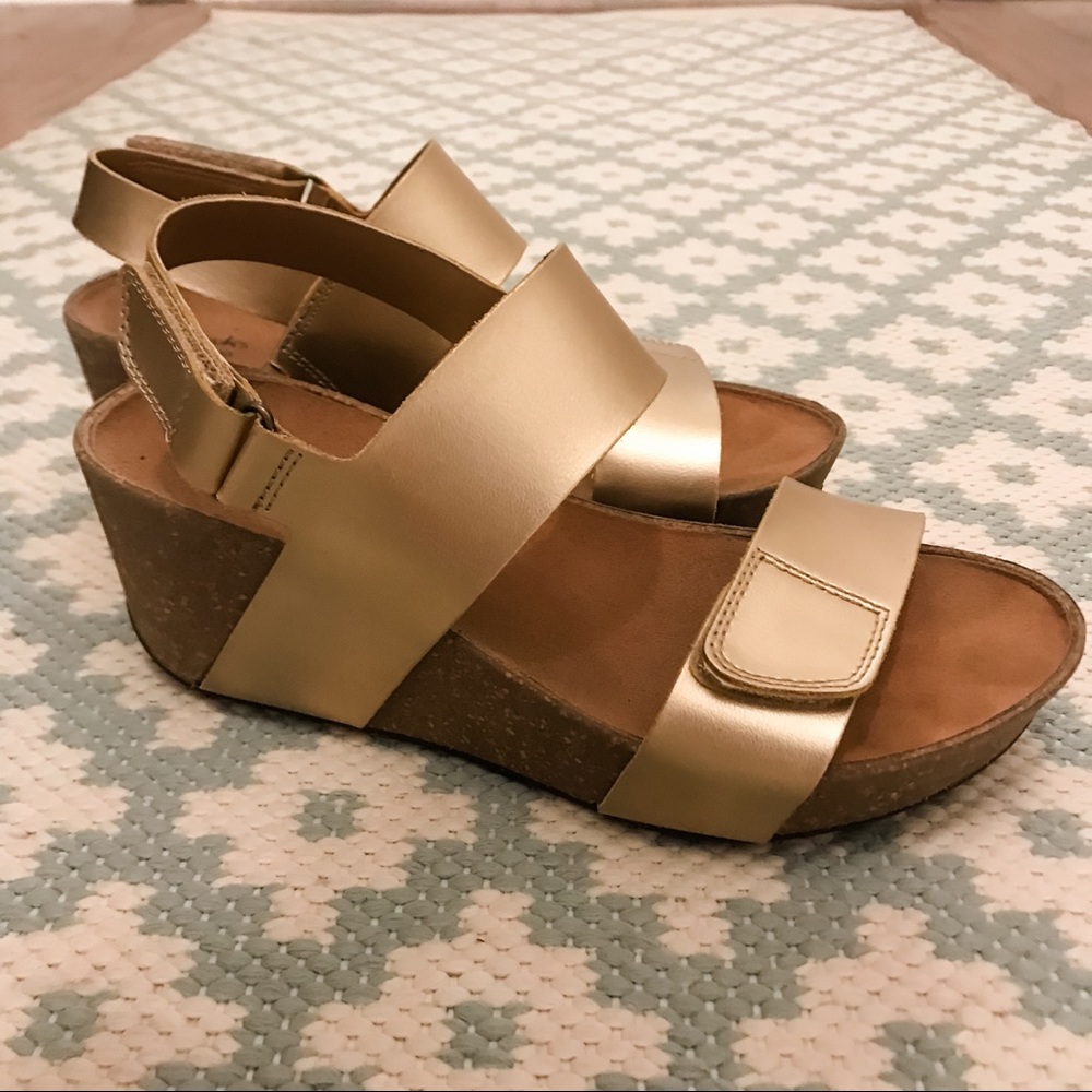 Clarks Collection Gold Auriel Fin Leather Sandal, Size 8